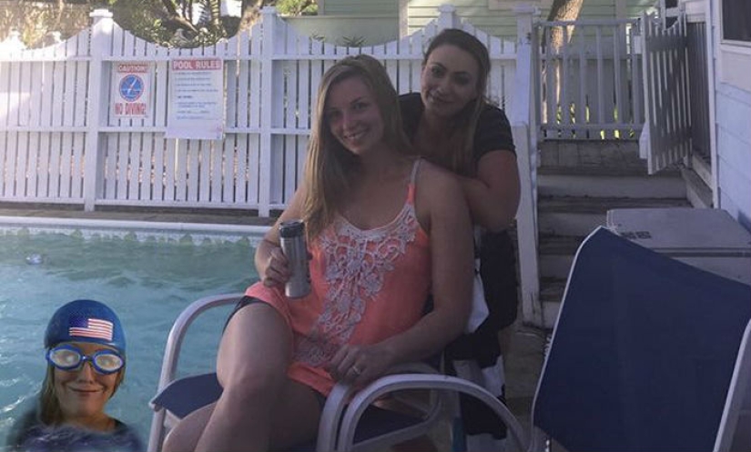 La niña no podía ir a la playa con sus amigas, así que se puso en su foto