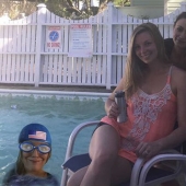 La niña no podía ir a la playa con sus amigas, así que se puso en su foto