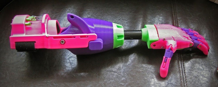 La niña recibió una prótesis 3D de un diseñador que tampoco tiene brazo