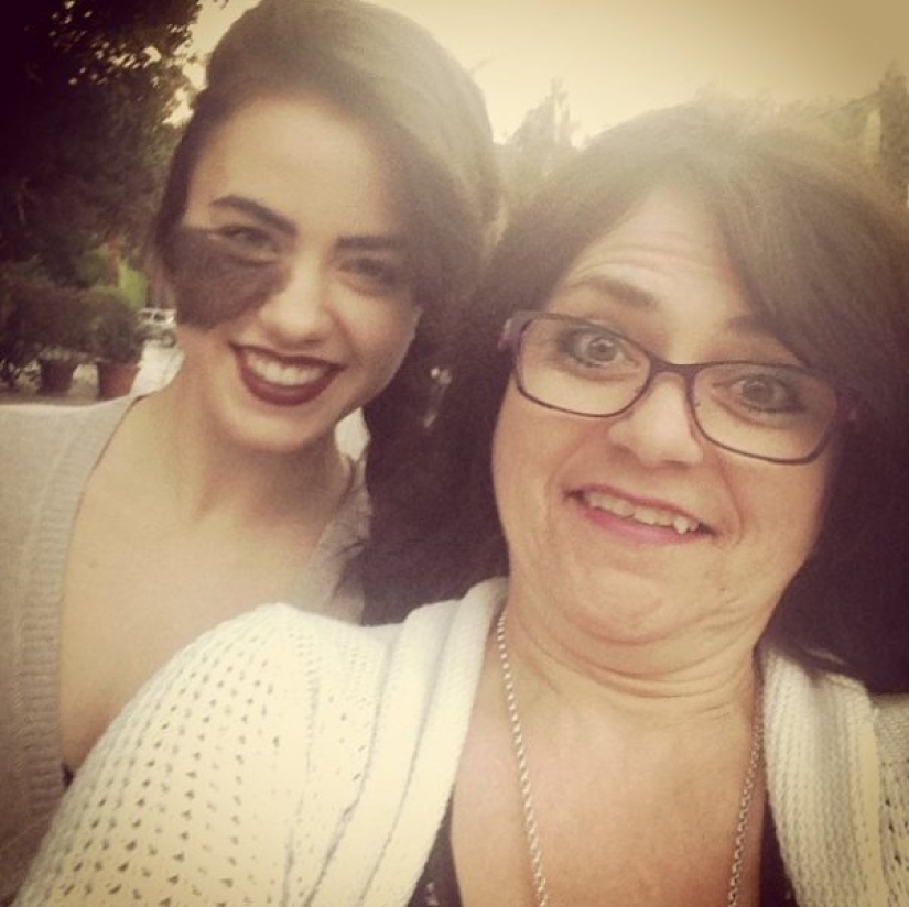 La niña se niega a quitarse la marca de nacimiento, considerándola su punto culminante. La niña se niega a quitarse la marca de nacimiento, considerándola su punto culminante.