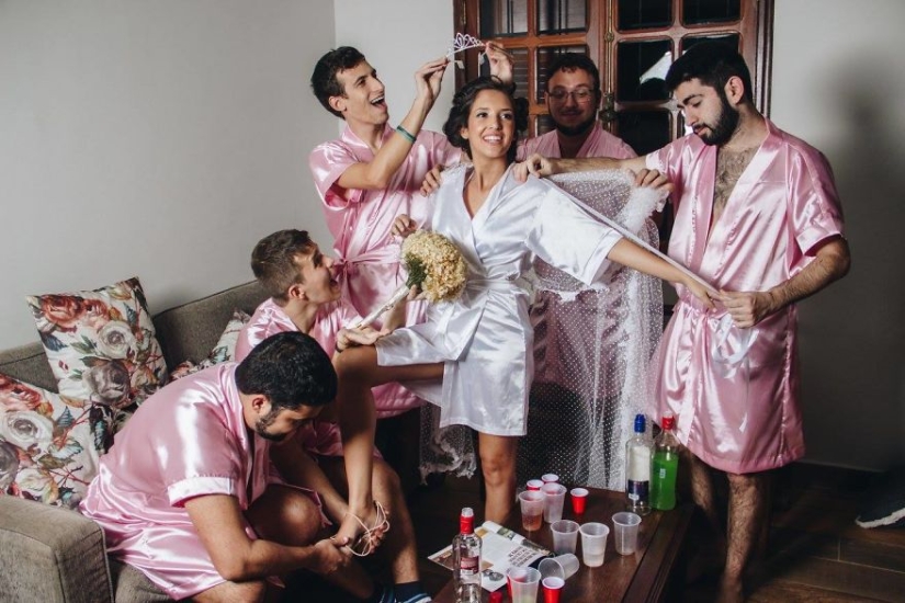 La novia no tenía amigos y organizó una" despedida de soltera " con amigos varones