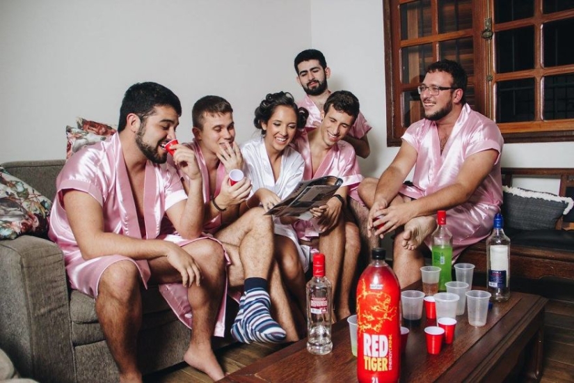 La novia no tenía amigos y organizó una" despedida de soltera " con amigos varones