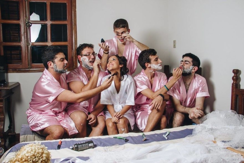 La novia no tenía amigos y organizó una" despedida de soltera " con amigos varones