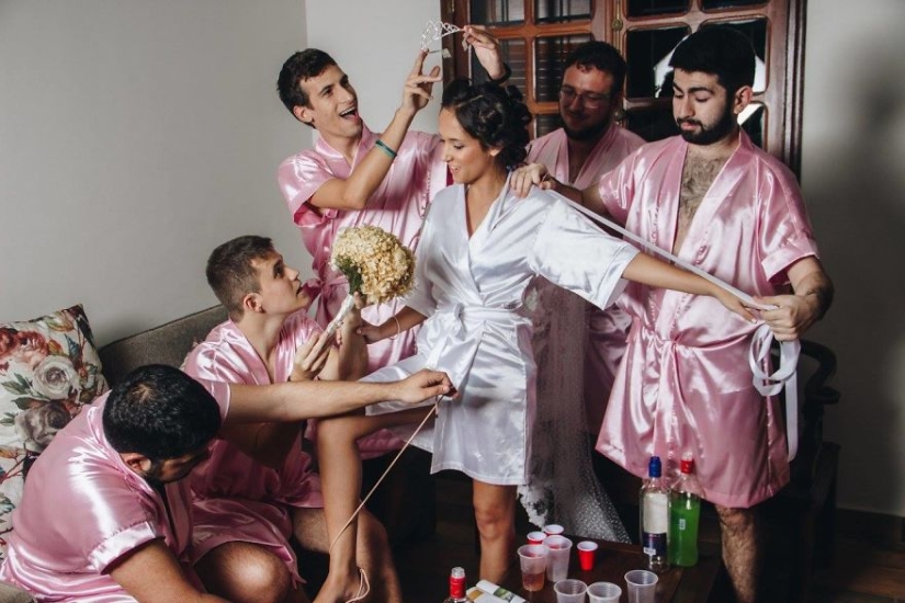 La novia no tenía amigos y organizó una" despedida de soltera " con amigos varones