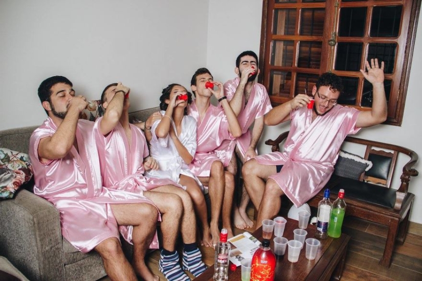 La novia no tenía amigos y organizó una" despedida de soltera " con amigos varones