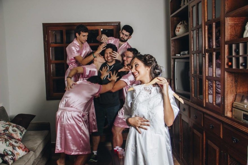 La novia no tenía amigos y organizó una" despedida de soltera " con amigos varones