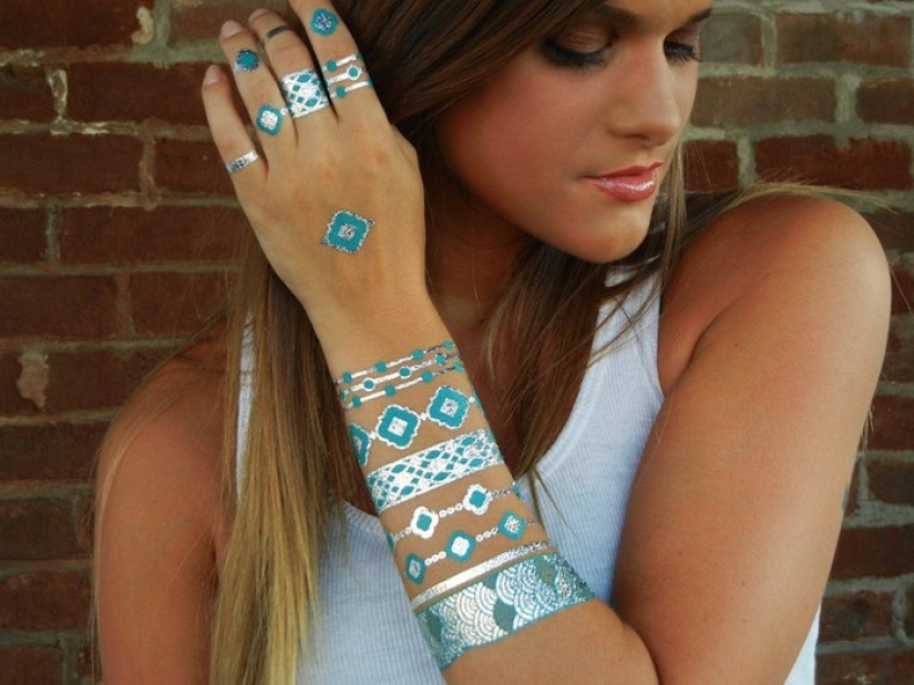 La nueva tendencia de este verano: tatuajes de metal en lugar de joyas
