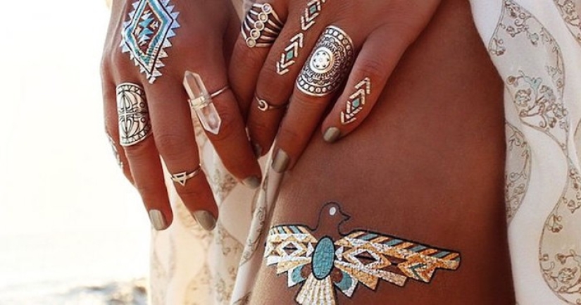 La nueva tendencia de este verano: tatuajes de metal en lugar de joyas