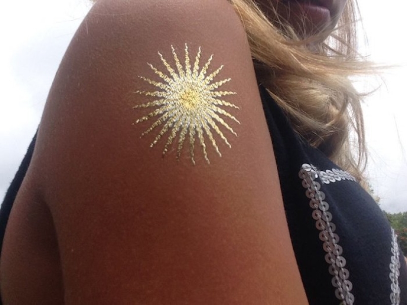 La nueva tendencia de este verano: tatuajes de metal en lugar de joyas