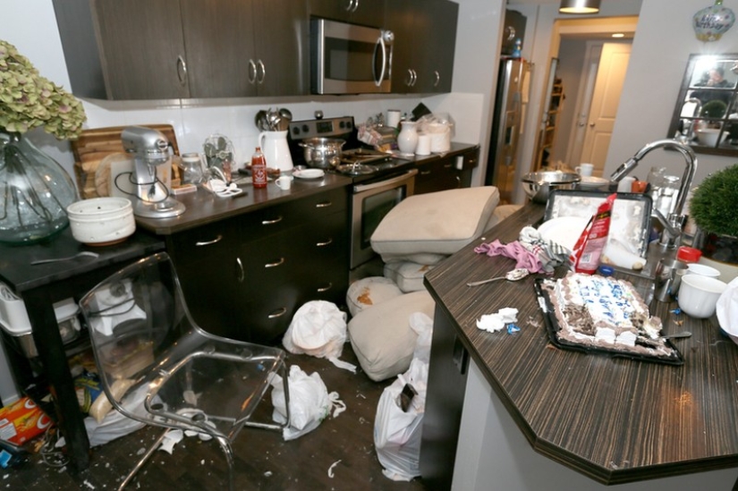 La pareja alquiló su casa en Airbnb y regresó a la casa destrozada. La pareja alquiló su casa en Airbnb y regresó a la casa destrozada.