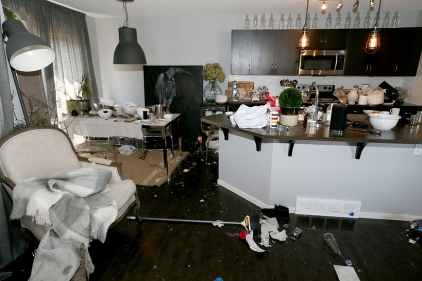 La pareja alquiló su casa en Airbnb y regresó a la casa destrozada. La pareja alquiló su casa en Airbnb y regresó a la casa destrozada.