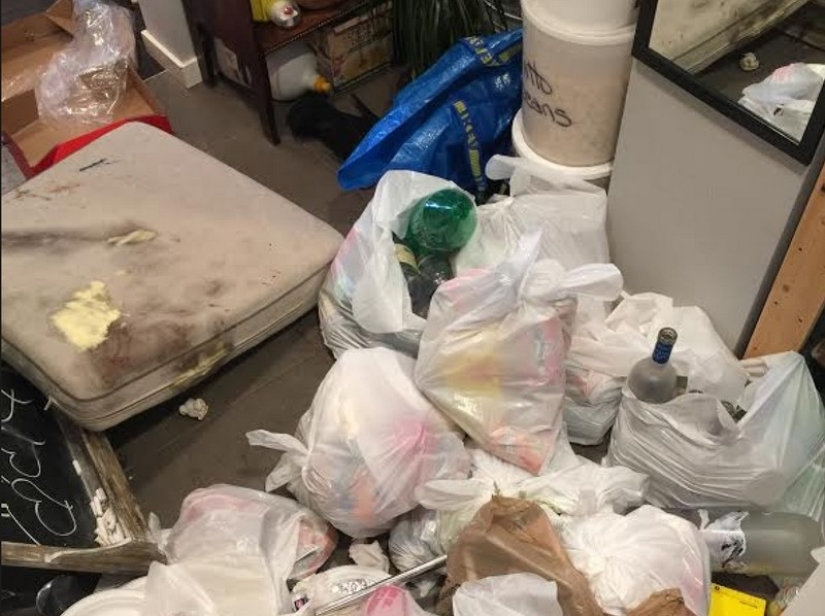 La pareja alquiló su casa en Airbnb y regresó a la casa destrozada. La pareja alquiló su casa en Airbnb y regresó a la casa destrozada.