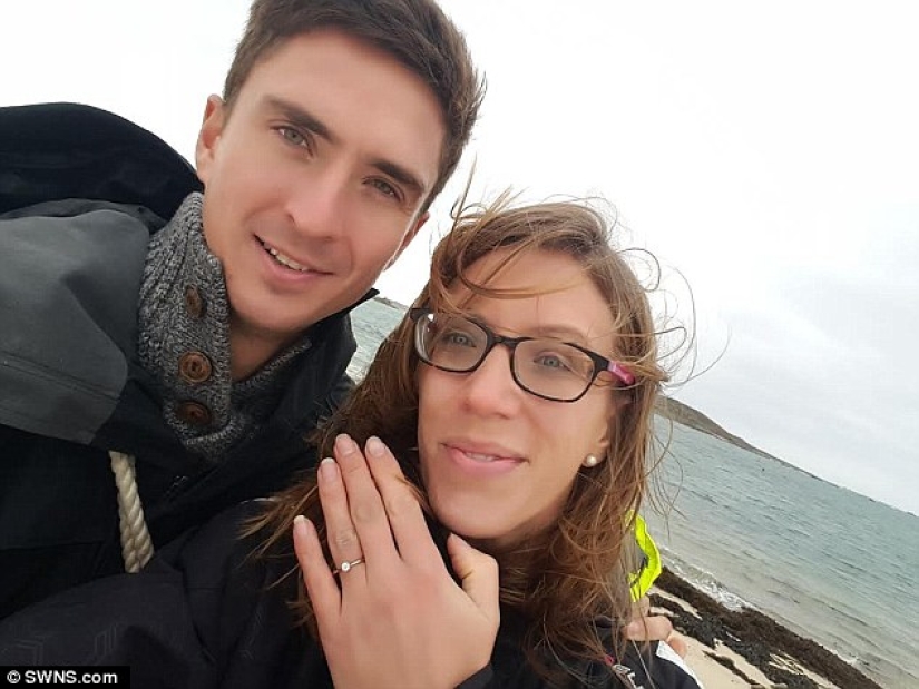 La policía de Bristol evitó que la boda se rompiera sacando un anillo de compromiso perdido del fondo de la bahía La policía de Bristol evitó que la boda se rompiera sacando un anillo de compromiso perdido del fondo de la bahía