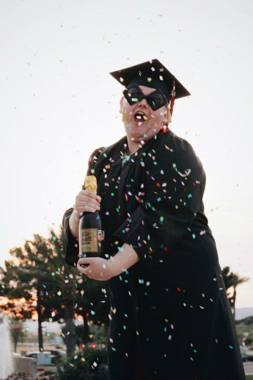 La sesión de fotos de graduación de este estudiante fue claramente un éxito.