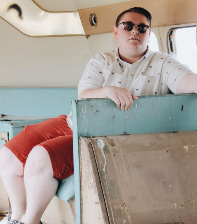 La sesión de fotos de graduación de este estudiante fue claramente un éxito.