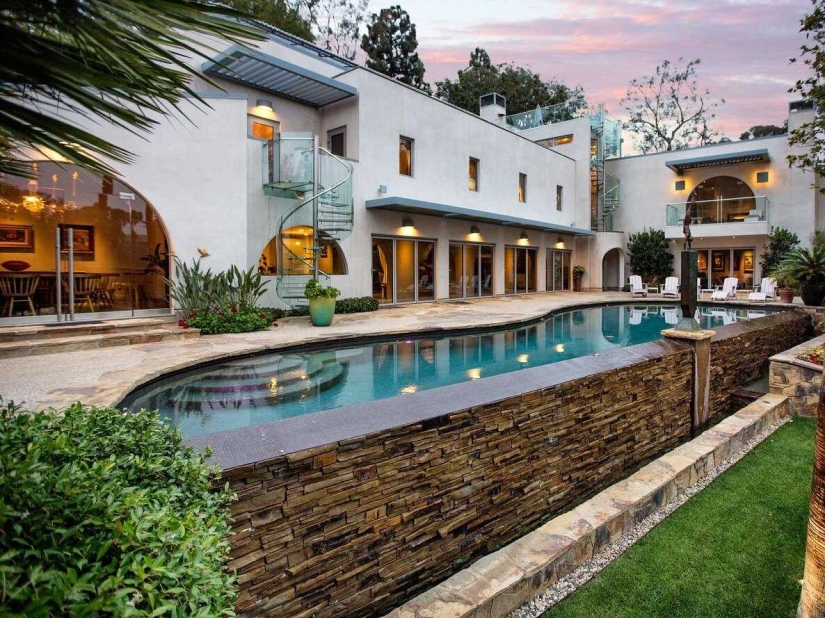 La ultramoderna finca de uno de los creadores de Los Simpson, que se puede comprar por 18 millones de dólares La ultramoderna finca de uno de los creadores de Los Simpson, que se puede comprar por 18 millones de dólares