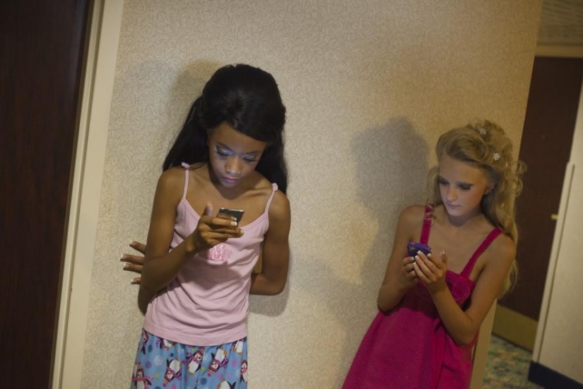 La vida cotidiana de una pequeña participante en concursos de belleza para niños. La vida cotidiana de una pequeña participante en concursos de belleza para niños.