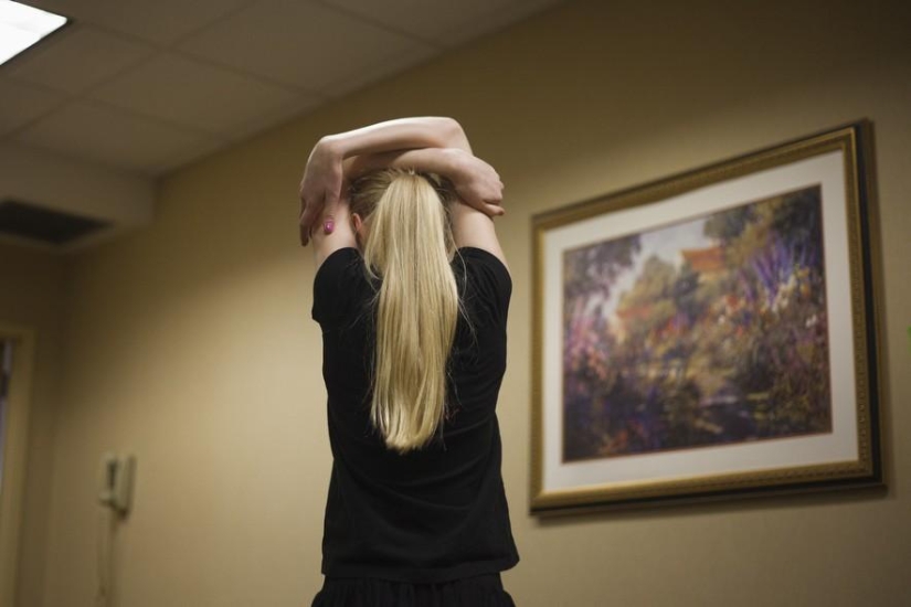 La vida cotidiana de una pequeña participante en concursos de belleza para niños. La vida cotidiana de una pequeña participante en concursos de belleza para niños.