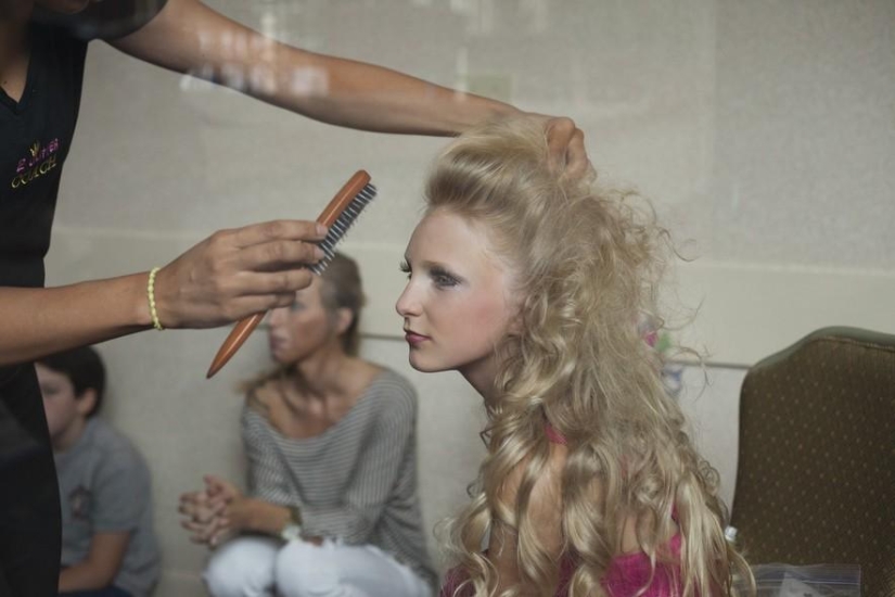 La vida cotidiana de una pequeña participante en concursos de belleza para niños. La vida cotidiana de una pequeña participante en concursos de belleza para niños.