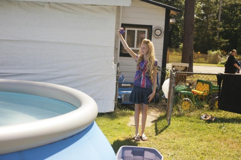 La vida cotidiana de una pequeña participante en concursos de belleza para niños. La vida cotidiana de una pequeña participante en concursos de belleza para niños.