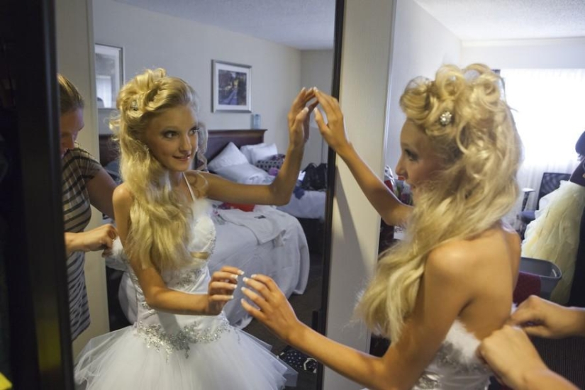 La vida cotidiana de una pequeña participante en concursos de belleza para niños. La vida cotidiana de una pequeña participante en concursos de belleza para niños.