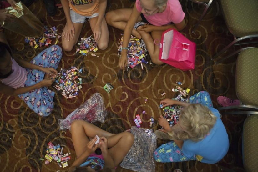 La vida cotidiana de una pequeña participante en concursos de belleza para niños. La vida cotidiana de una pequeña participante en concursos de belleza para niños.