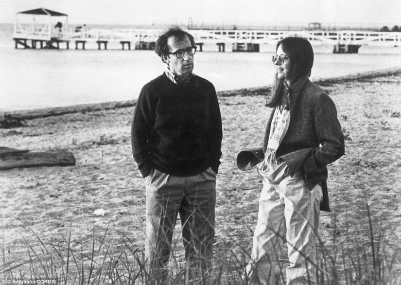 La vida en la playa: las estrellas de la Era Dorada de Hollywood en un álbum en blanco y negro de fotos glamorosas de la playa