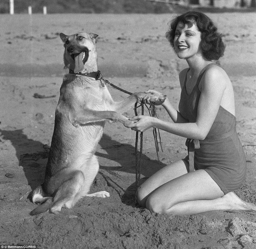 La vida en la playa: las estrellas de la Era Dorada de Hollywood en un álbum en blanco y negro de fotos glamorosas de la playa