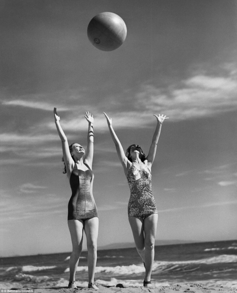 La vida en la playa: las estrellas de la Era Dorada de Hollywood en un álbum en blanco y negro de fotos glamorosas de la playa