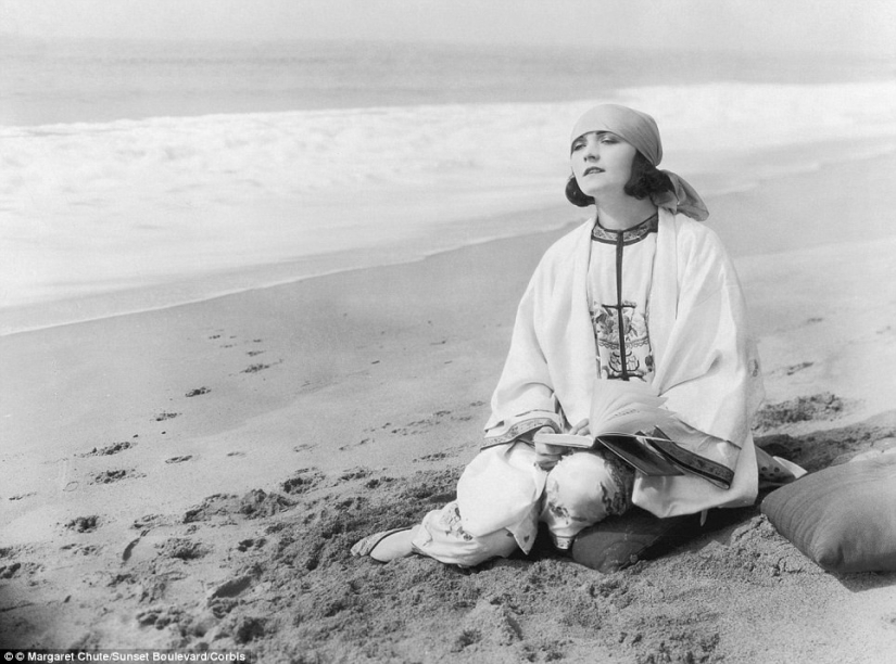 La vida en la playa: las estrellas de la Era Dorada de Hollywood en un álbum en blanco y negro de fotos glamorosas de la playa