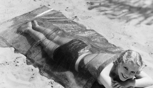 La vida en la playa: las estrellas de la Era Dorada de Hollywood en un álbum en blanco y negro de fotos glamorosas de la playa
