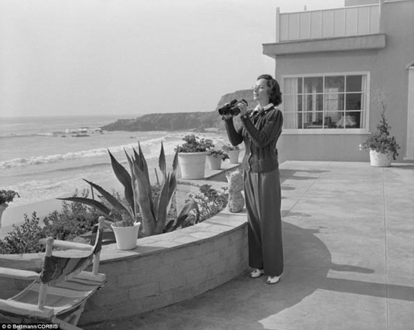 La vida en la playa: las estrellas de la Era Dorada de Hollywood en un álbum en blanco y negro de fotos glamorosas de la playa