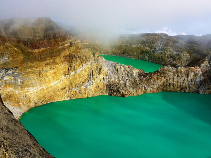 Lagos tricolores únicos en el cráter del volcán Kelimutu Lagos tricolores únicos en el cráter del volcán Kelimutu