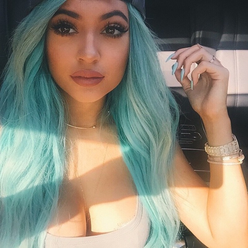 Las chicas tratan de hacer que sus labios se llenen como una estrella de televisión. no sale muy... Las chicas tratan de hacer que sus labios se llenen como una estrella de televisión. no sale muy...