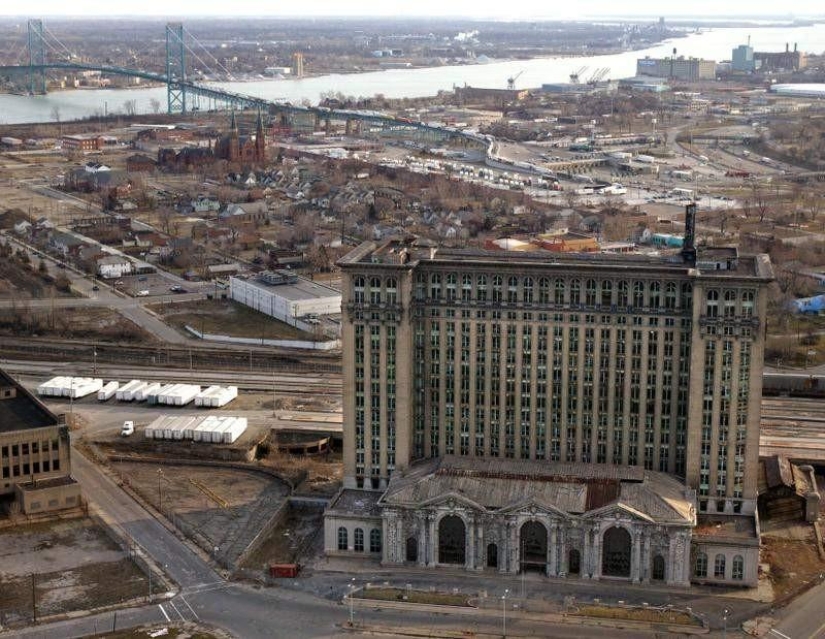 Las estaciones de tren abandonadas más grandes del mundo: Buffalo y Detroit