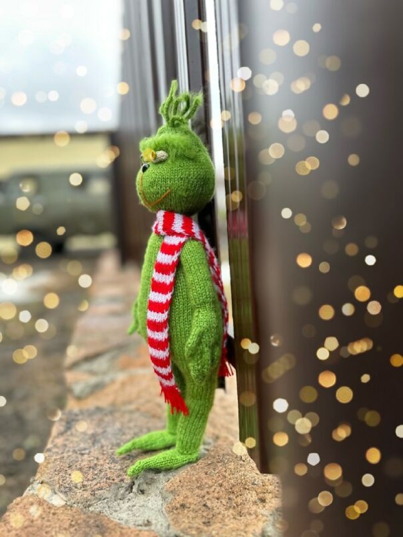 Las fiestas llegan con magia: muñecos tejidos con temas navideños