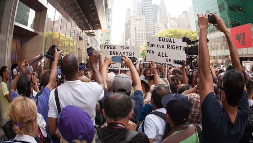 Las fotos más interesantes del Día Nacional del Topless en EE. UU. Las fotos más interesantes del Día Nacional del Topless en EE. UU.