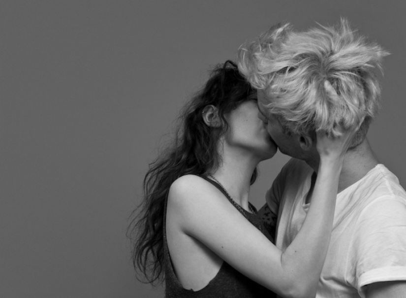 ¿Las fotos son solo amigos o una pareja enamorada? Proyecto fotográfico sobre un beso de Ben Lamberti