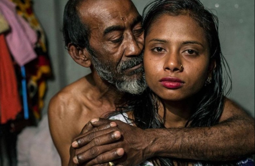 Las niñas son obligadas a "venderse" a sí mismas, y es legal: la vida en un burdel de Bangladesh Las niñas son obligadas a "venderse" a sí mismas, y es legal: la vida en un burdel de Bangladesh