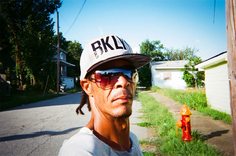 Las personas sin hogar recibieron 100 cámaras para tomar fotografías de sus vidas Las personas sin hogar recibieron 100 cámaras para tomar fotografías de sus vidas