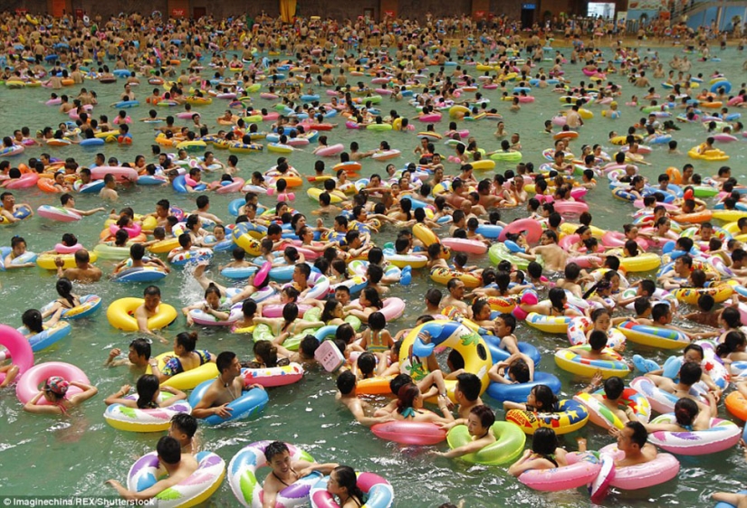 Like herring in a barrel: 10 thousand Chinese escape from the heat in the largest pool