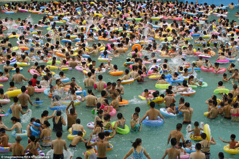 Like herring in a barrel: 10 thousand Chinese escape from the heat in the largest pool