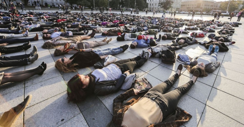 Lithuanian lost eight friends due to suicides and staged a flash mob to talk about the number of suicides