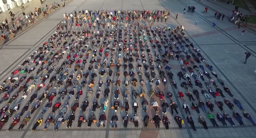 Lithuanian lost eight friends due to suicides and staged a flash mob to talk about the number of suicides