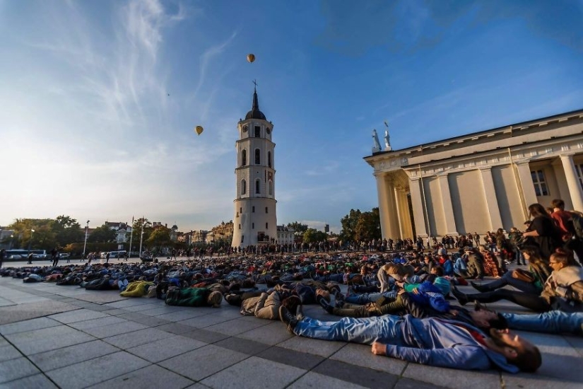 Lithuanian lost eight friends due to suicides and staged a flash mob to talk about the number of suicides