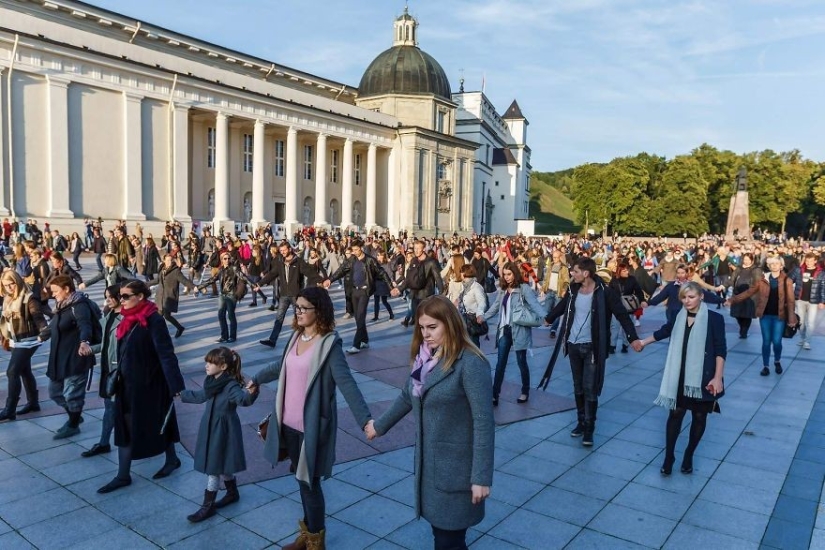 Lithuanian lost eight friends due to suicides and staged a flash mob to talk about the number of suicides