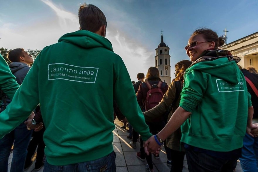 Lithuanian lost eight friends due to suicides and staged a flash mob to talk about the number of suicides