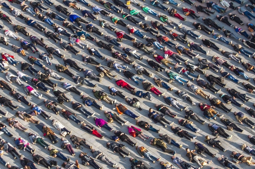 Lithuanian lost eight friends due to suicides and staged a flash mob to talk about the number of suicides
