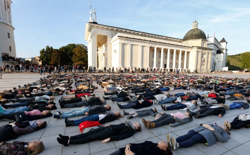 Lithuanian lost eight friends due to suicides and staged a flash mob to talk about the number of suicides