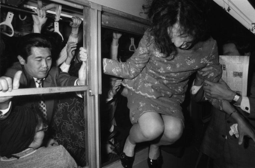 Lo que los pasajeros del metro de Tokio tienen que soportar durante la hora pico Lo que los pasajeros del metro de Tokio tienen que soportar durante la hora pico